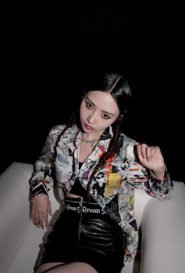 刘美麟黑色短裙性感写真46