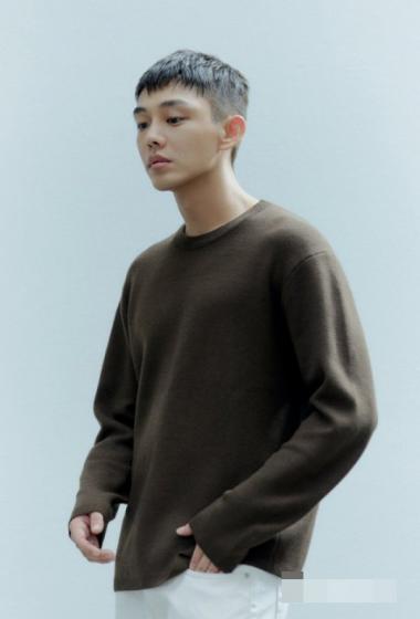 简介:刘亚仁帅气短发清瘦写真图片,分享一组刘亚仁图片给大家,图中的