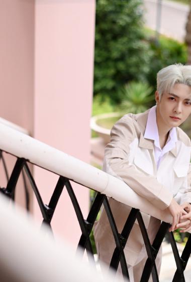 管栎银发造型帅气图片写真58