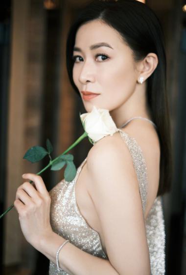 佘诗曼露背银河裙性感写真图片15