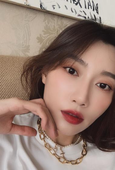 李斯羽性感红唇自拍图片33