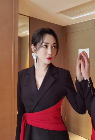 简介:杜若溪修身西装裙气质写真图片,分享一组杜若溪图片给大家,图中