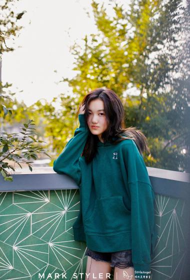 李嫣卫衣热裤修长美腿又酷又飒写真图片27