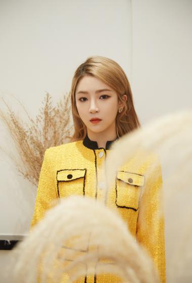 林君怡黄色连衣套装写真图片45
