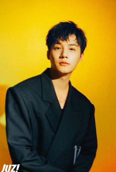 郑业成黑色西装写真图片26