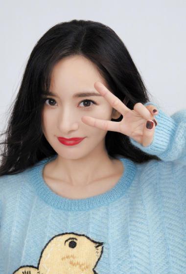 杨幂嘟嘴比耶红唇撩人少女心写真图片16