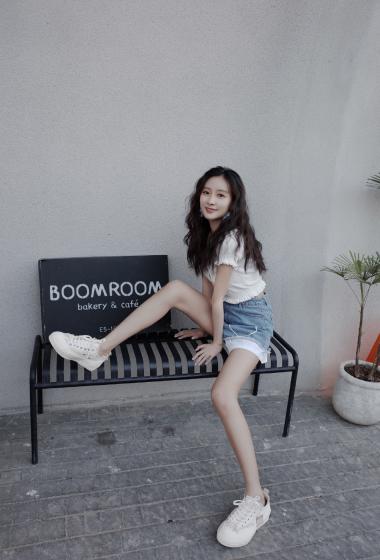 代文雯牛仔短裤性感写真图片