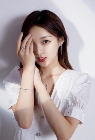 简介:强东玥白裙甜美养眼写真图片,分享一组强东玥图片给大家,图中的