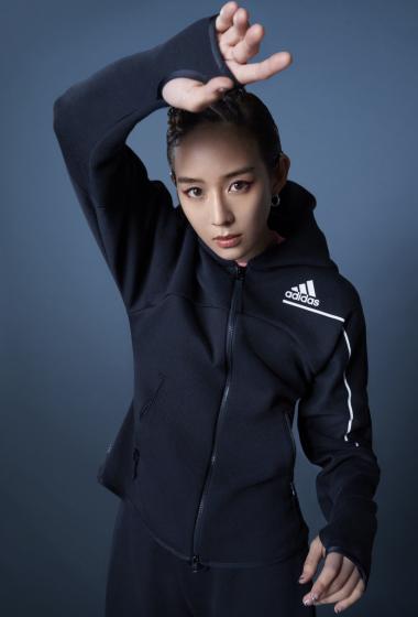 > 张钧甯红色眼影酷美运动装写真图片(1/4)