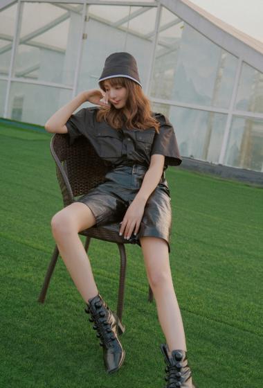 麦迪娜黑色工装甜酷写真图片14