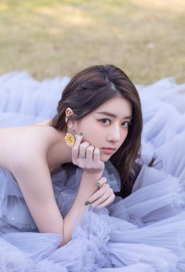 李凯馨雾霾灰蛋糕裙写真图片88