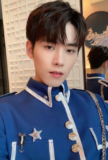 任豪蓝色演出服帅气时尚自拍图片79