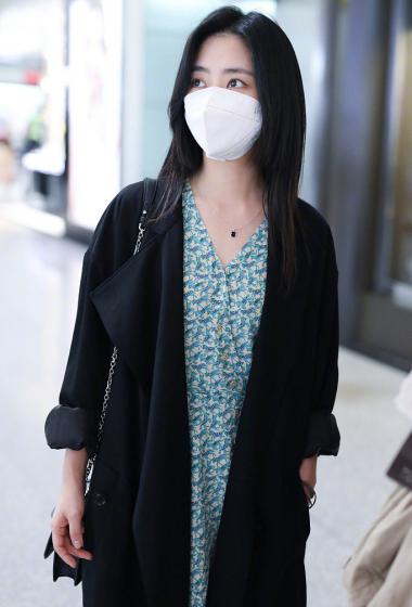 性感美女明星谭松韵戴口罩优雅写真310