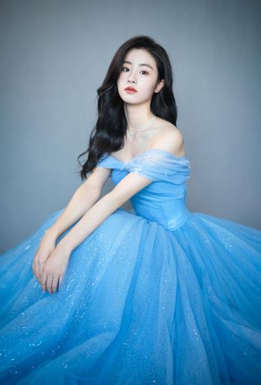 毛晓慧蓝色蕾丝露肩纱裙性感图片写真56