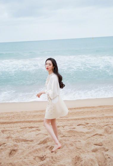 杨幂清新优雅海边沙滩写真图片813