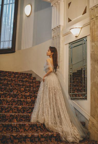 吴佳怡露肩纱裙礼服性感图片写真56