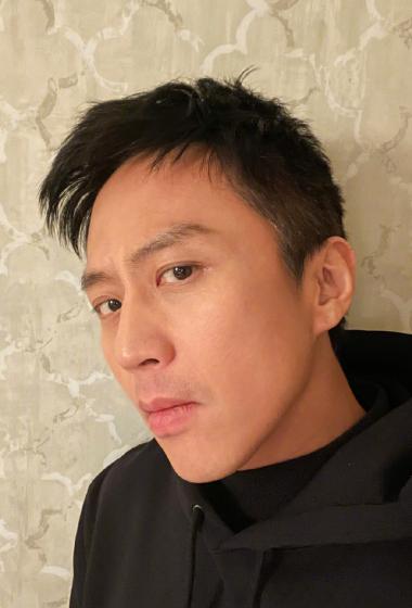 邓超黑色卫衣搞怪帅气自拍图片99