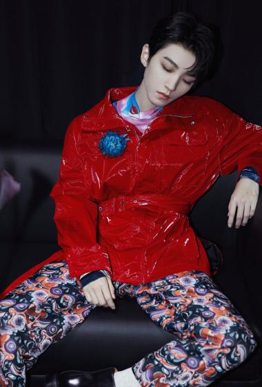 简介:王俊凯红色皮衣帅气写真图片,分享一组王俊凯图片给大家,图中的