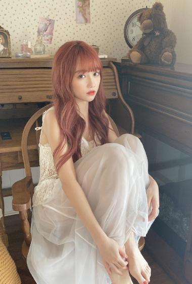 美女明星宋昕冉蕾丝吊带裙透视写真34