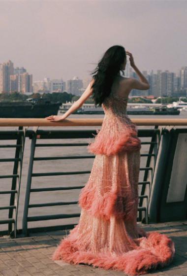 性感女神何穗吊带裙金光闪闪写真图片57