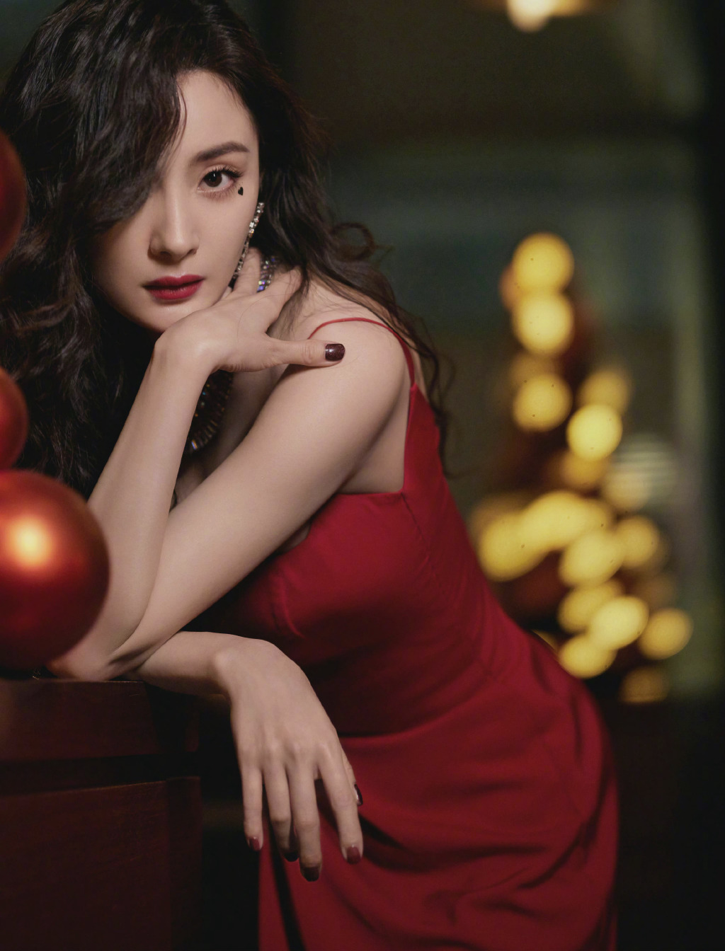 妩媚 杨幂港风红裙妩媚性感写真图片,杨幂图片