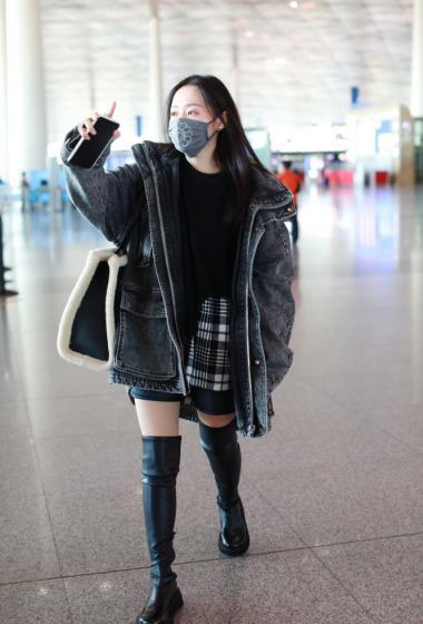 张靓颖牛仔外套潮酷靓丽机场照图片25