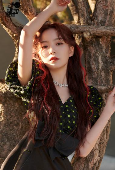 硬糖少女陈卓璇红发黑裙性感写真图片29