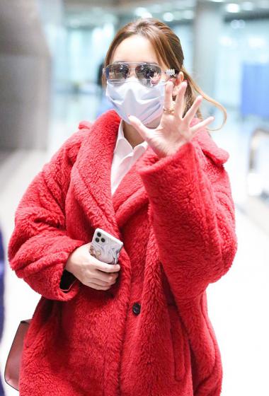 金莎红色大衣温暖时尚机场照图片