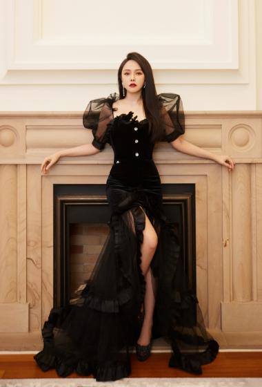 伊能静透视丝绒长裙写真图片