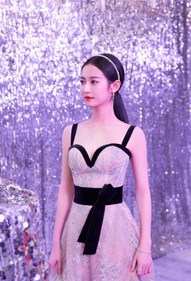 陈钰琪裸粉色长裙性感写真图片17
