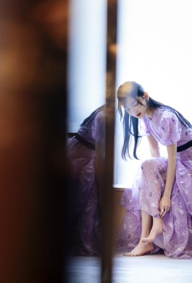 章若楠紫色碎花裙温婉写真图片99