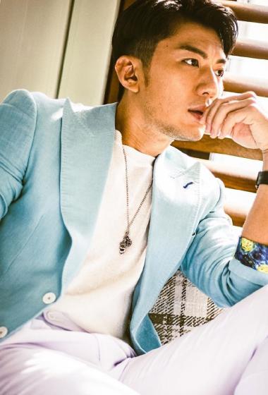 袁伟豪蓝色西装帅气写真图片22