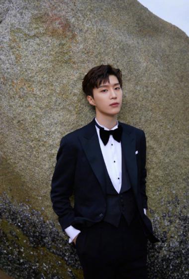 范丞丞黑白西服帅气写真图片69