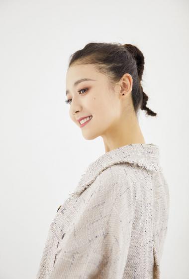 杨祺如俏皮小辫简约风写真图片23