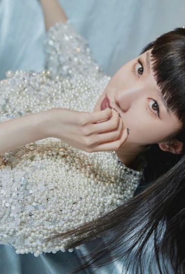 孟美岐齐刘海直发摩登写真图片26