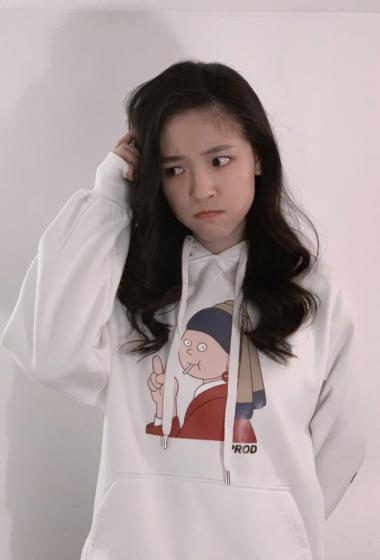 吴倩白色卫衣可爱搞怪写真图片36