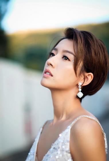 >  >  >  >  > 蔡思贝深v礼服性感写真图片(3/3)