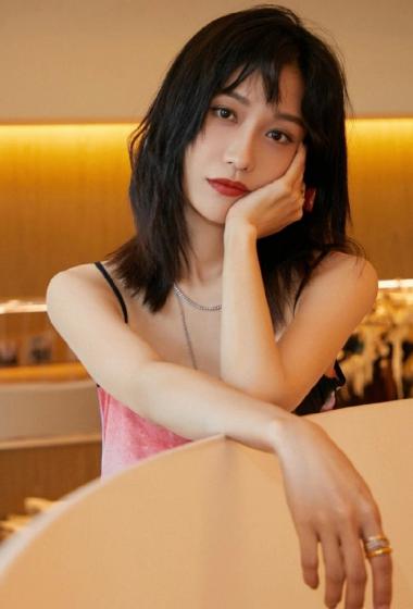 田原吊带彩裙性感写真图片24
