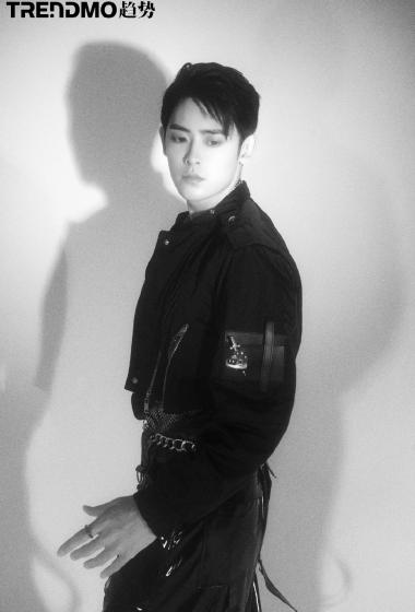 李欣泽未来感帅气写真图片1112