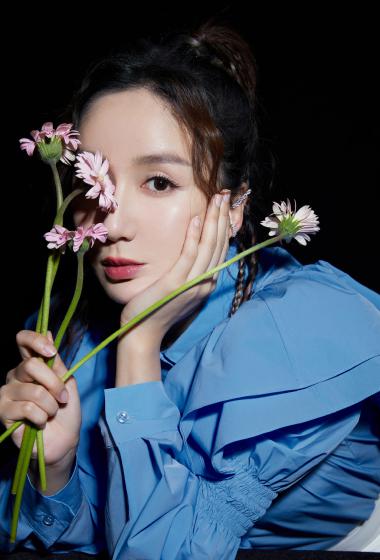 娄艺潇立体花边衬衫写真图片310