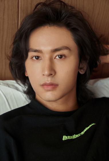 张哲瀚长发造型帅气写真图片18