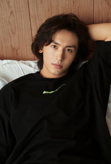 张哲瀚长发造型帅气写真图片38