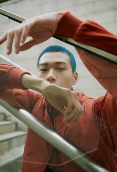 魏大勋蓝色寸头帅气写真图片1111