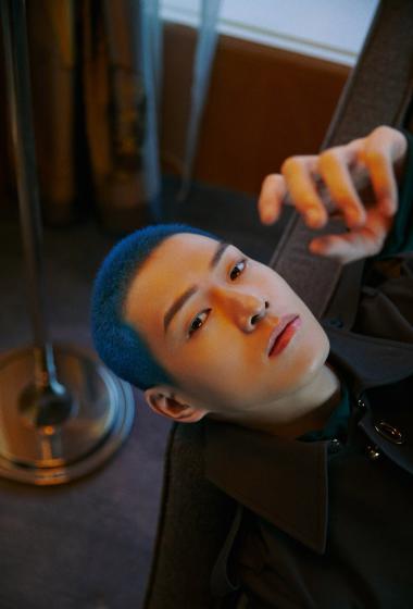 魏大勋蓝色寸头帅气写真图片1111