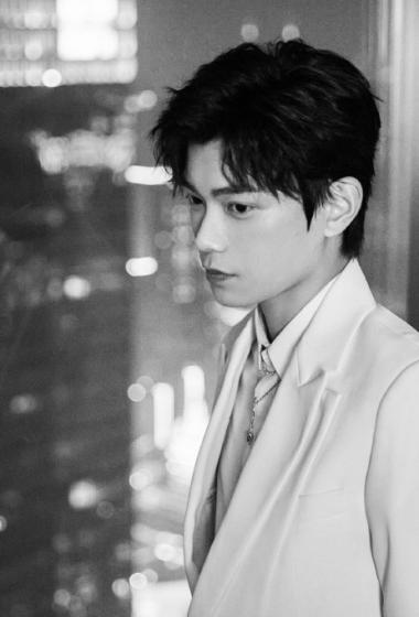 丁禹兮白色西装黑白写真图片56