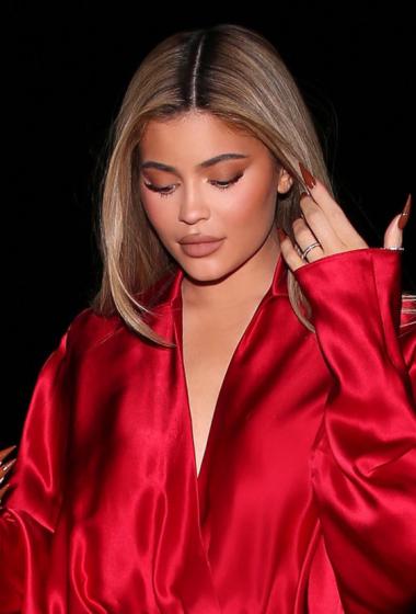 "金小妹"凯莉·詹娜红衣美艳时尚街拍图片