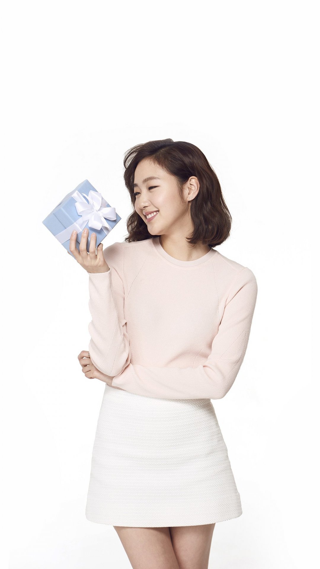 手拿礼盒的亚洲美女图片
