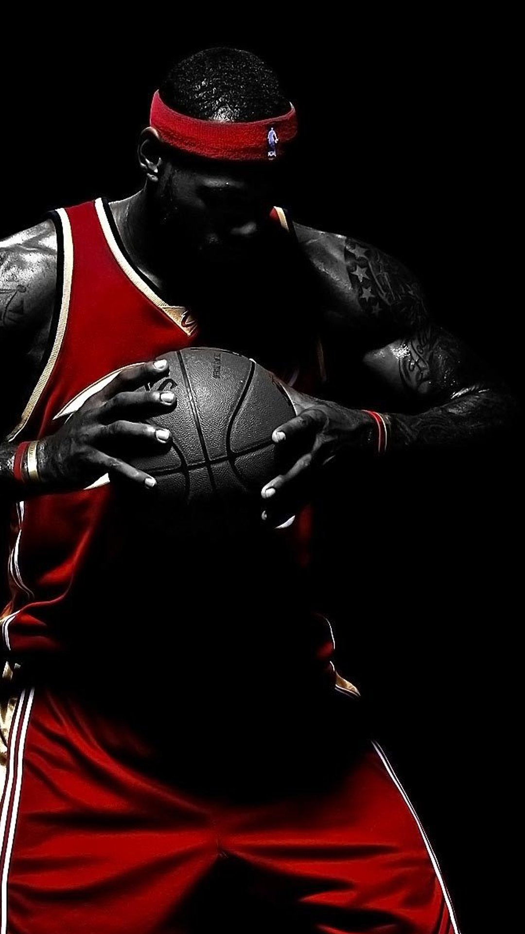 篮球明星勒布朗詹姆斯双手握球酷帅,高清图片,手机壁纸