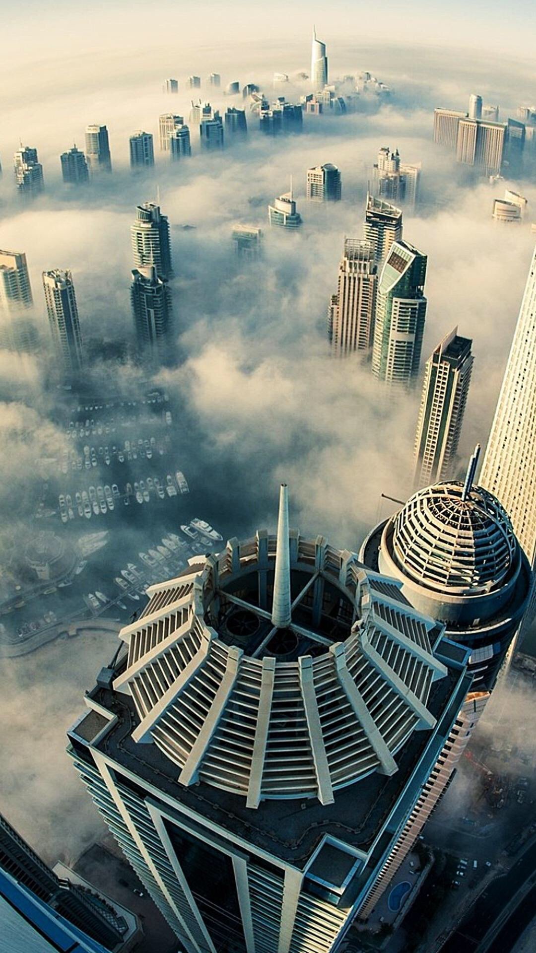 高空俯瞰下白云密布的城市高楼