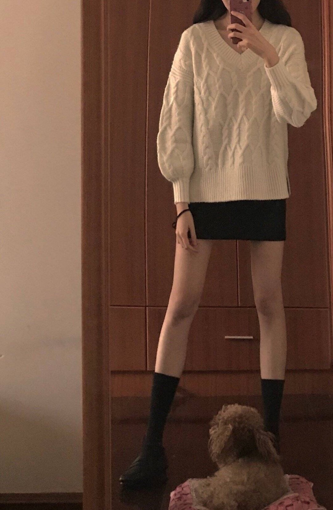 毛衣短裙美美女不脸自拍还有一只宠物狗狗